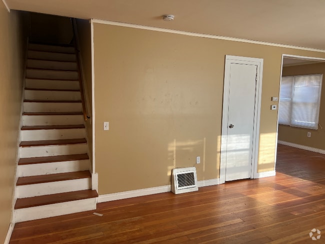 Building Photo - 1443 Thayer Dr