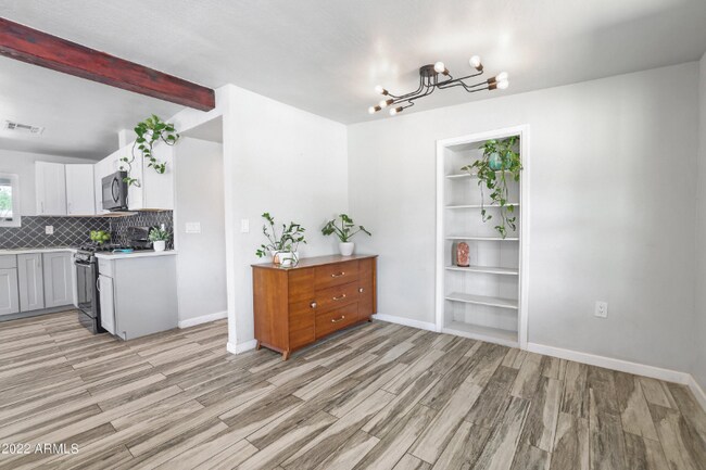 Building Photo - 1319 E Orangewood Ave