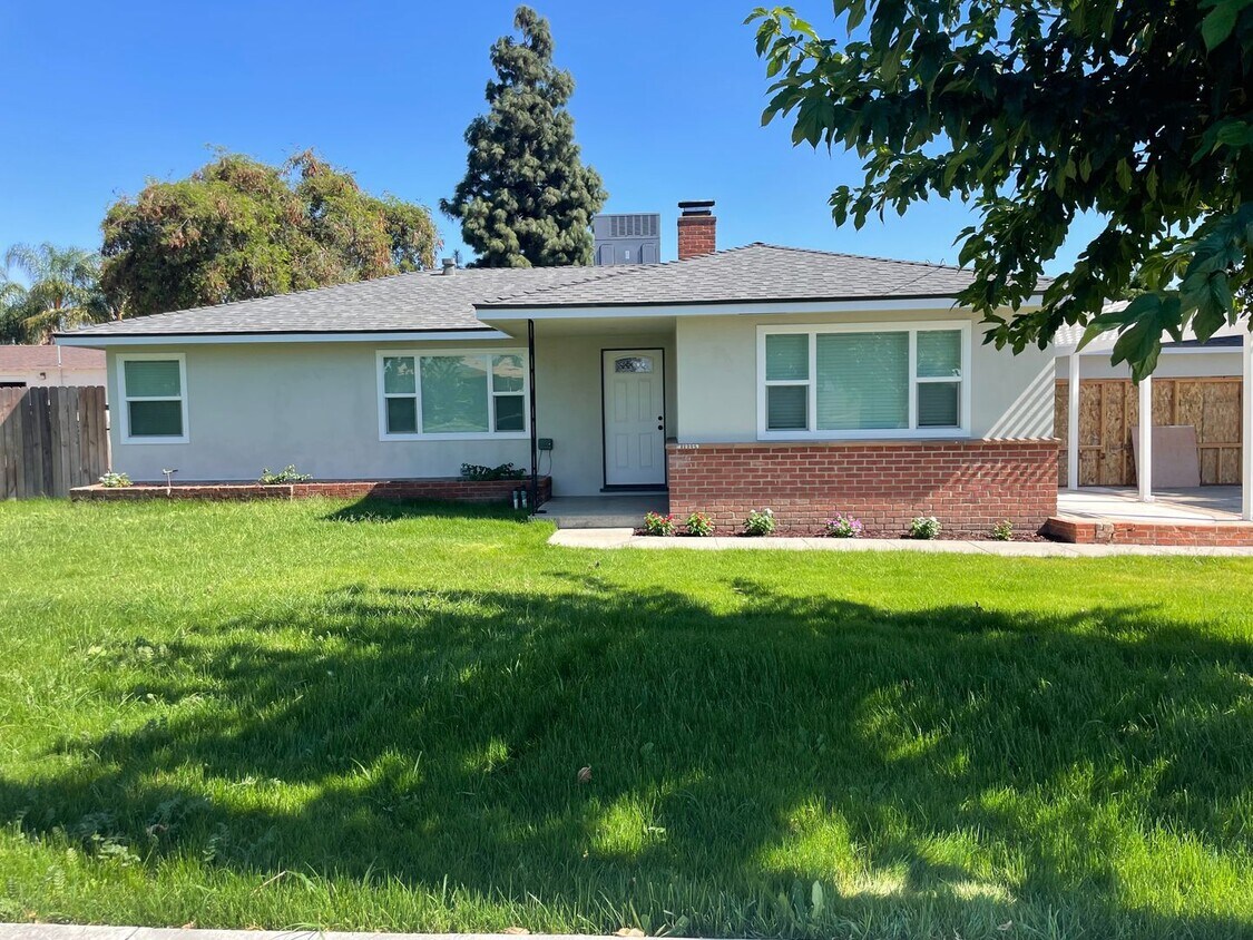 Primary Photo - Oaks Ave 13229