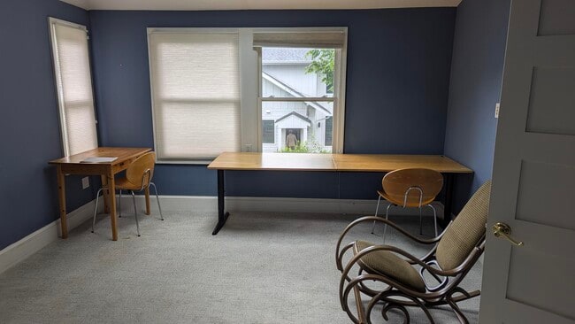 Sitting room looking south - 812 N Ivy St