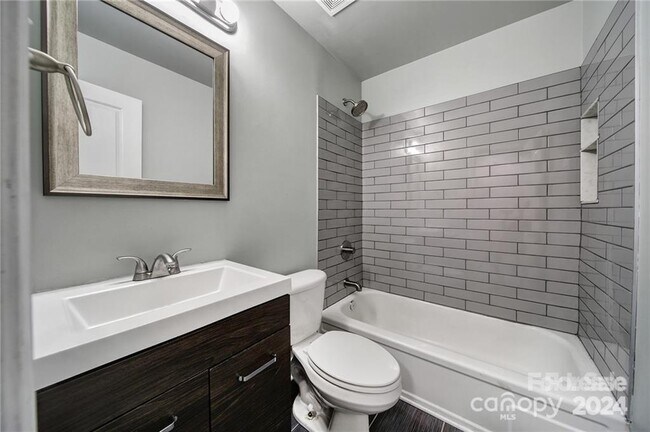 Foto del edificio - 1201 Green Oaks Ln