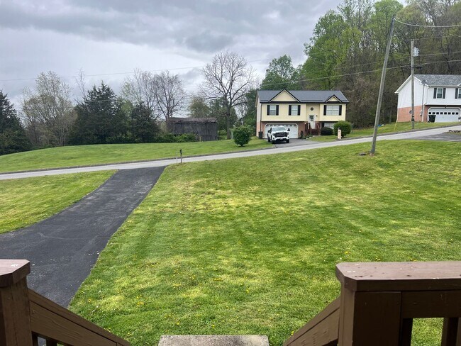 Foto del edificio - 3 bedroom / 2 bath + den located in Jonesborough