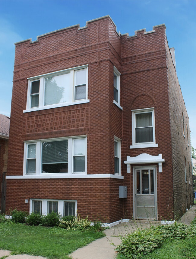 Facade - 5043 W Argyle St