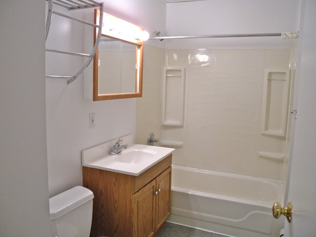 Modern bath with shower & tub - 20 N Astor St