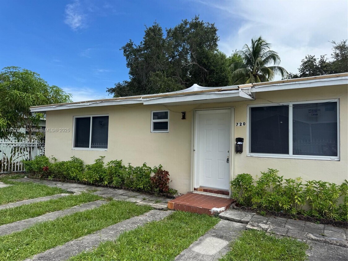 Foto principal - 720 NE 131st St