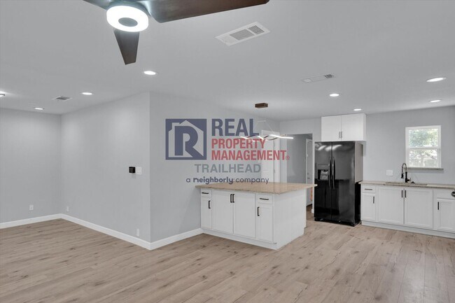 Foto del edificio - Fully Updated 3?Bed / 2?Bath Home in Burleson – Spacious Layout & Move-In Ready