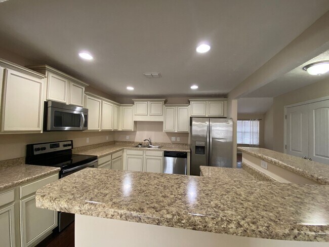 Foto del edificio - The Villas at Evergreen Farms / 3 Bedroom / 3 Bathroom / Fenced Patio / 1 car garage