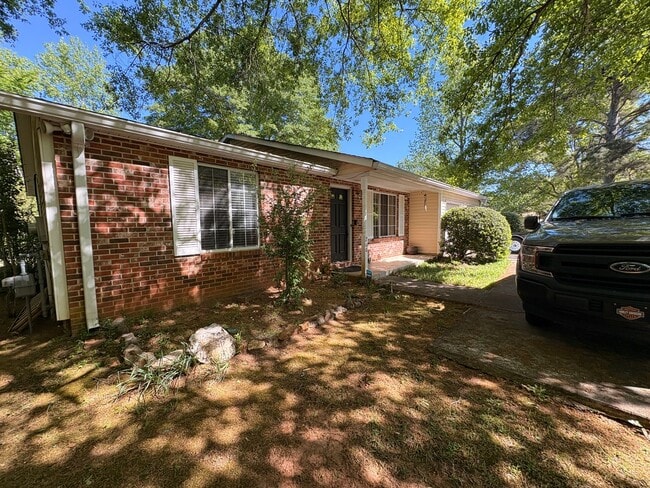 Charming 3 bed/2 bath Eastside Ranch w/ Potential early move in! - Charming 3 bed/2 bath Eastside Ranch w/ Potential early move in! House