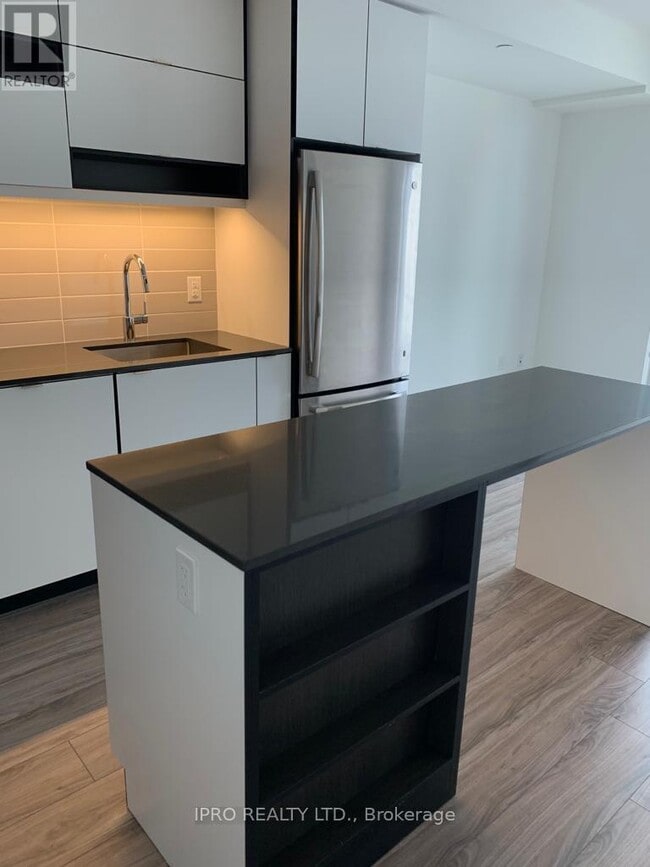 Photo du bâtiment - 4065-4065 Confederation Pkwy