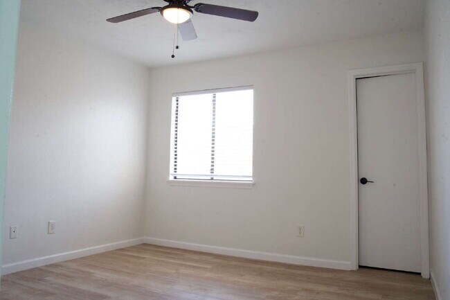 Foto del edificio - 2 Bedroom 2 1/2 bath in the Lakes Townhome Community! Complete Remodel!