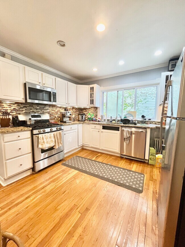 Building Photo - 16 Sachem St