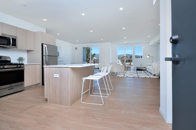 Foto del edificio - ~ 4 Bedroom 4 Bathroom Washer and Dryer in Unit