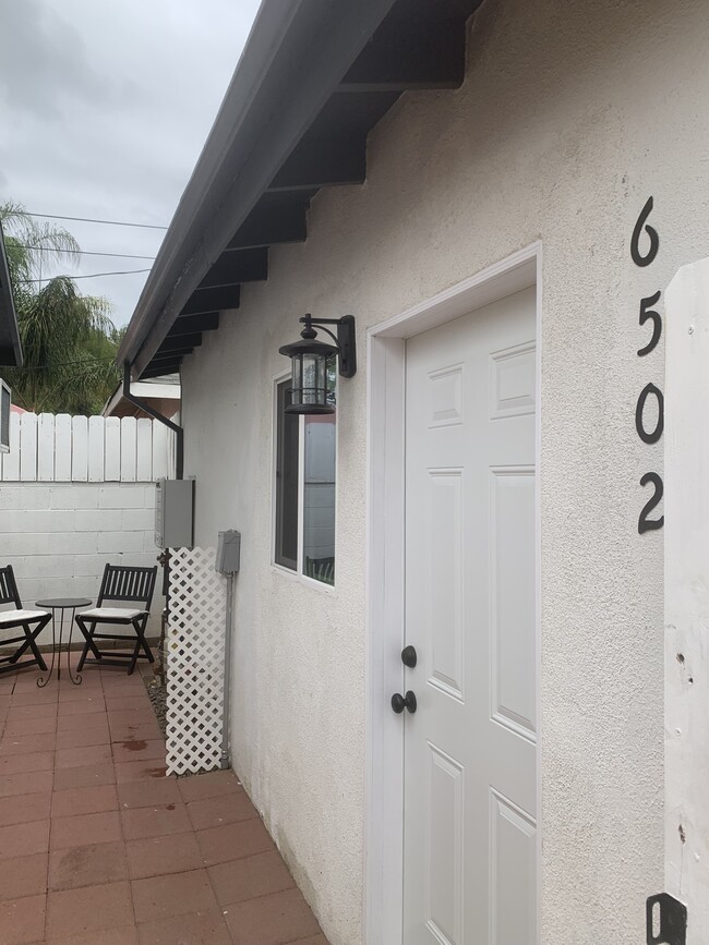 Private Patio - 6500 Winnetka Ave