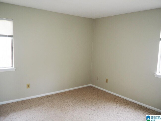 Building Photo - 400 Skyview Dr
