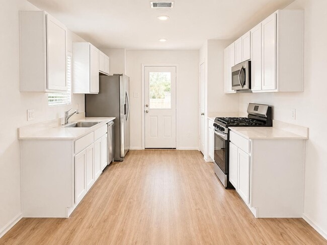 Building Photo - 1515 Las Cuevas Dr