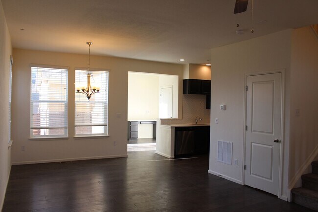 Foto del edificio - Move-In Ready Townhome with Open Space Vie...