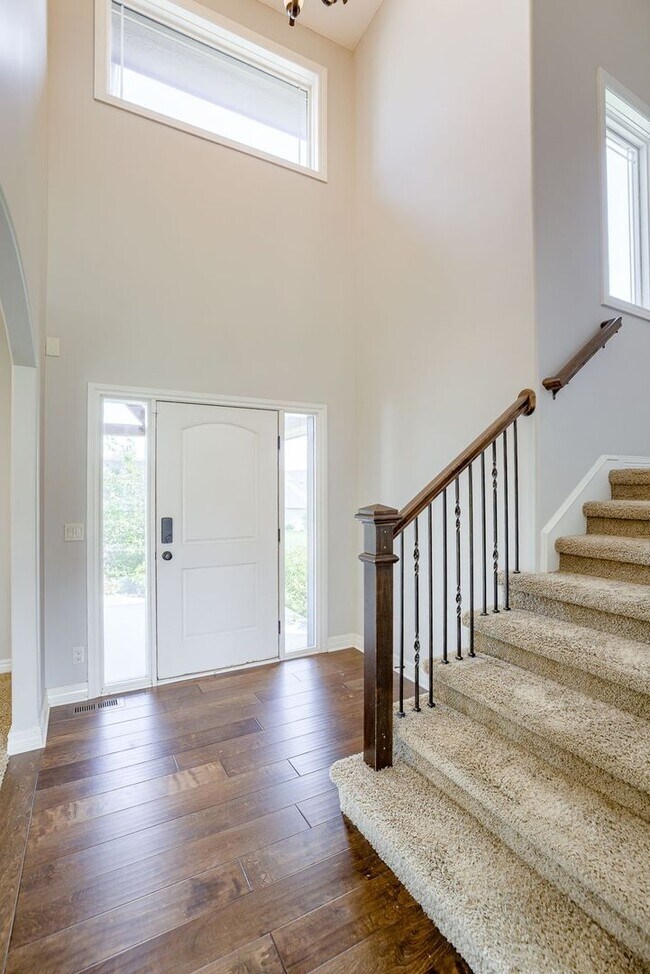 Building Photo - Spacious Papillion Home!!