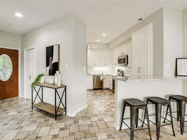 Building Photo - 5603 Oakwood Cove