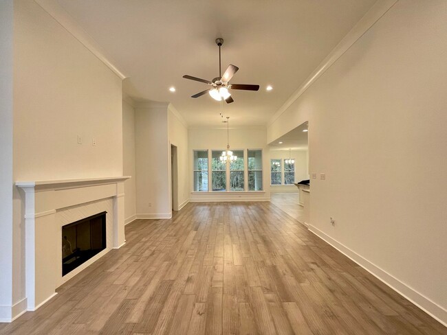 Foto del edificio - 4 bedroom home in Denham Springs