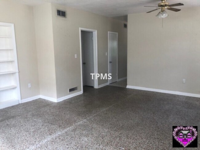 Building Photo - Move in special