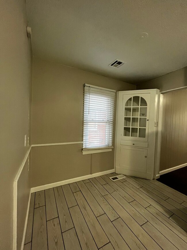 Building Photo - 3 Bed 2 Bath Home in MWC!  **Half off on t...