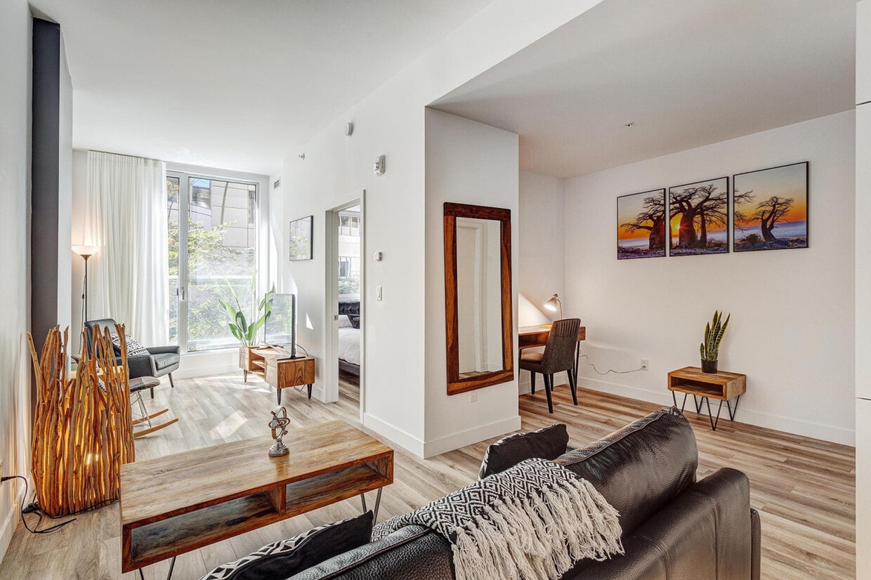 Primary Photo - 2061 Rue Stanley