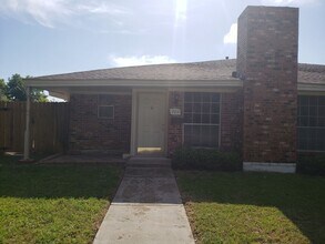 Building Photo - 704-706 Towne House Ln
