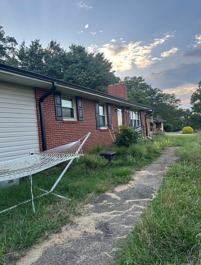 Building Photo - 16 Wagon Trail Rd