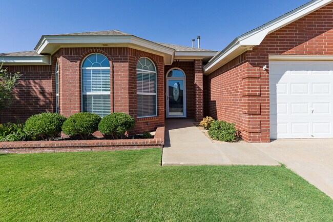 Foto del edificio - Beautiful & Bright 3-bed, 2-bath!