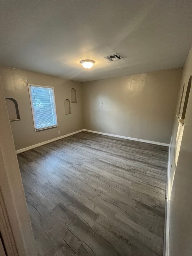 Building Photo - Beautiful upstairs 3 bed 1 bath apartment in Lexington, Ok -