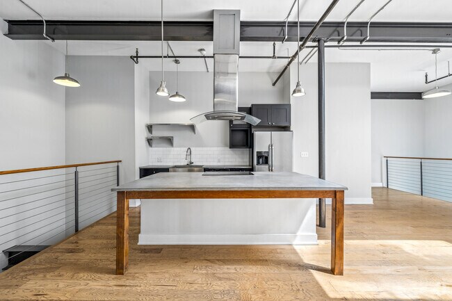 2 habitaciones, 1,5 baños - 1500 pies cuadrados - Comedor - The Button Lofts