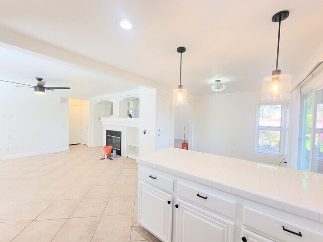 Foto del edificio - Gorgeous Paloma Del Sol Home - Newer paint...