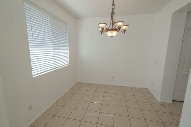 Building Photo - 2 Bedroom Condo for Rent in Canyon Country!