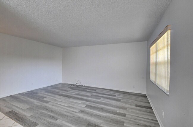 Building Photo - 180 Flanders C