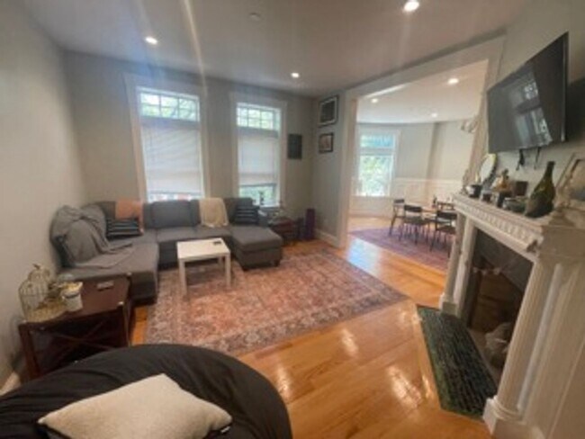Building Photo - 9/1 Nicely renovated 3BR near Wash Sq/Clev...