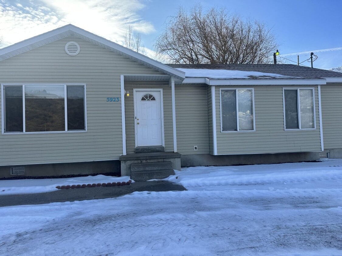 Primary Photo - Cozy Mountain Green Home For Rent!