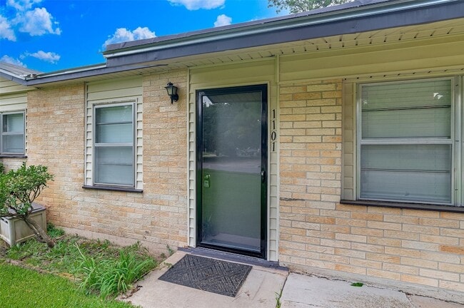 Building Photo - 1101 Shirley Ln