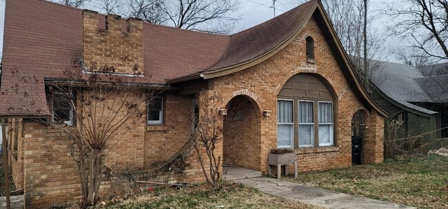 Building Photo - 1503 N Broadway Ave
