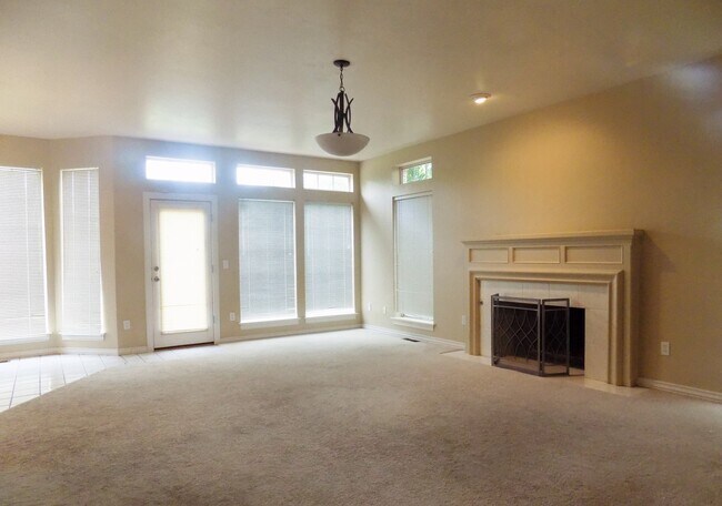 Foto del edificio - BREATHTAKING 3 Bed/2.5 Bath Home in Yukon!...