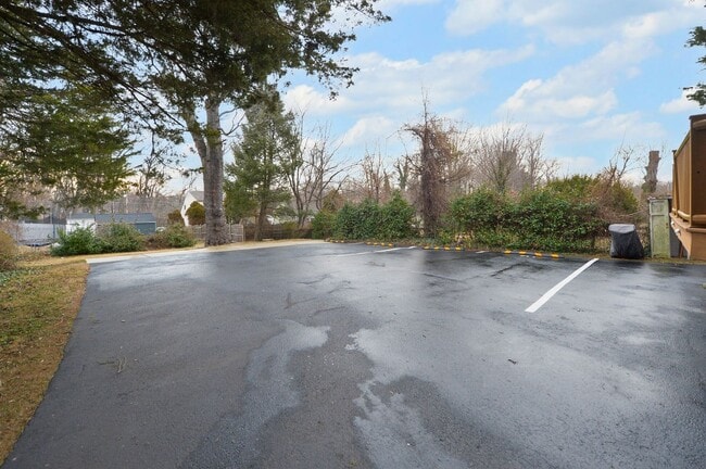 Building Photo - 107 E Kings Hwy