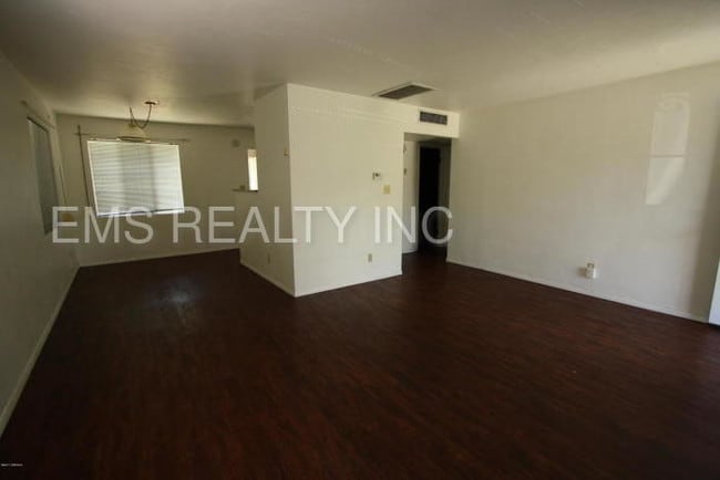 Building Photo - 1167 E Linden St