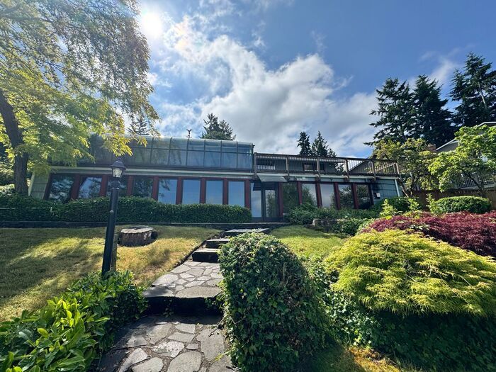 Foto principal - Gravelly Lake Waterfront 4 Bedroom Home in...