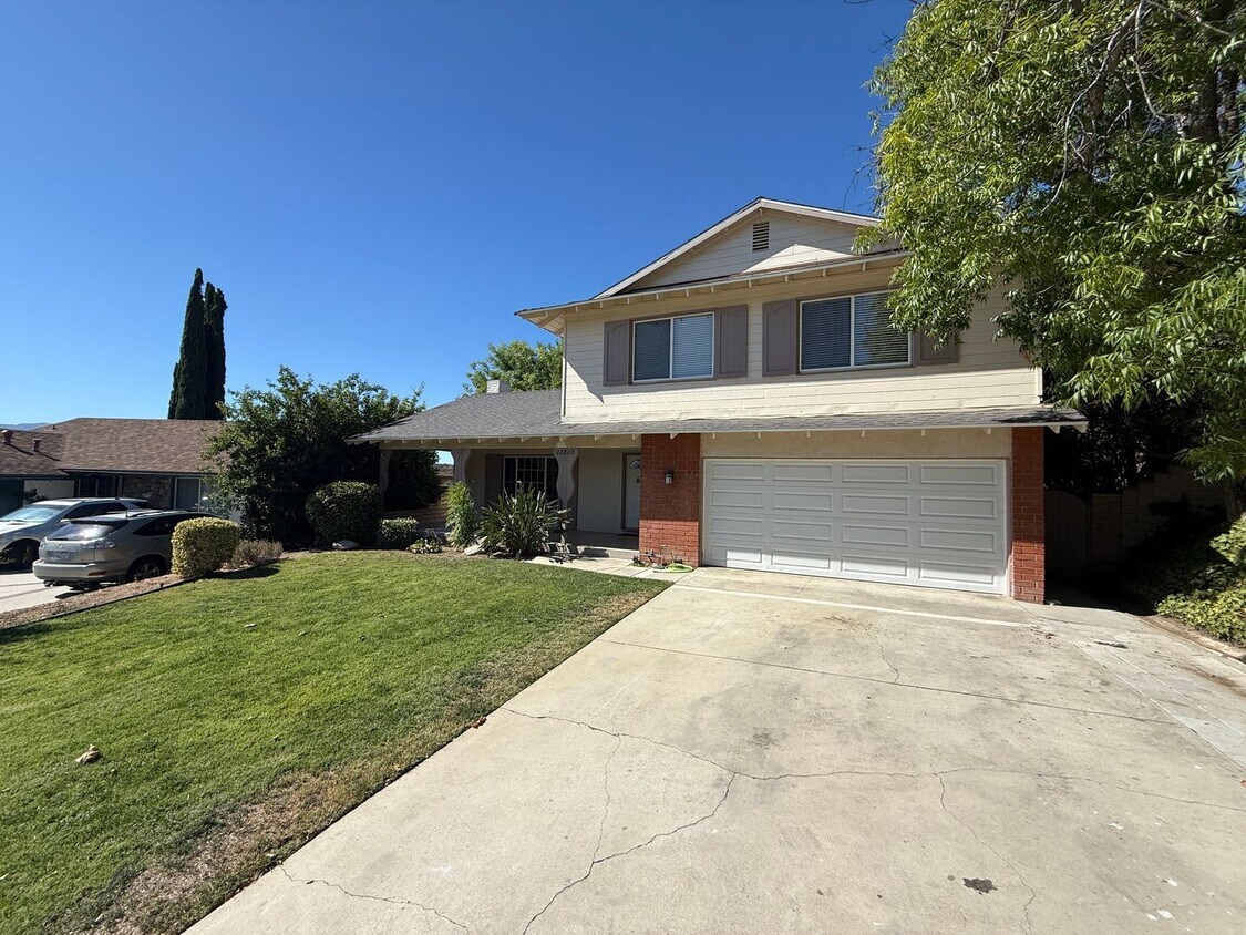 Primary Photo - 4 Bedroom Home for Rent in Santa Clarita!