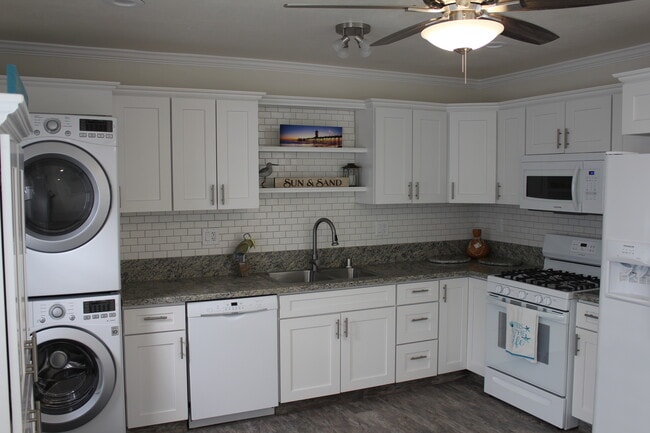 Remodeled Kitchen, Granite, W/D, Refrigerator, Dishwasher, Microwave, - 206 Indianapolis Ave