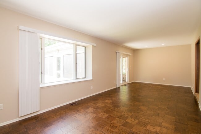 Building Photo - 2751 Aurora St