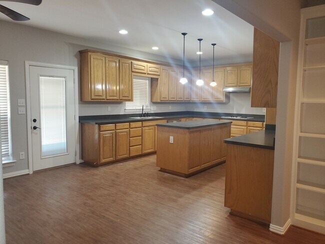 Building Photo - 6950 Farm 917 Farm