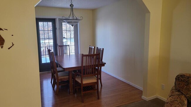 Photo du bâtiment - 5 bedroom in Grande Prairie AB T8V 6P9