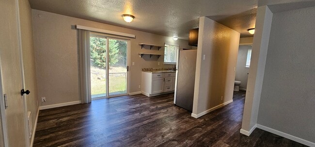 Building Photo - Large Yard - NE Grants Pass