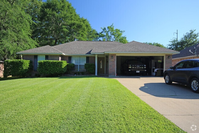 Building Photo - 704 Tom Temple Dr
