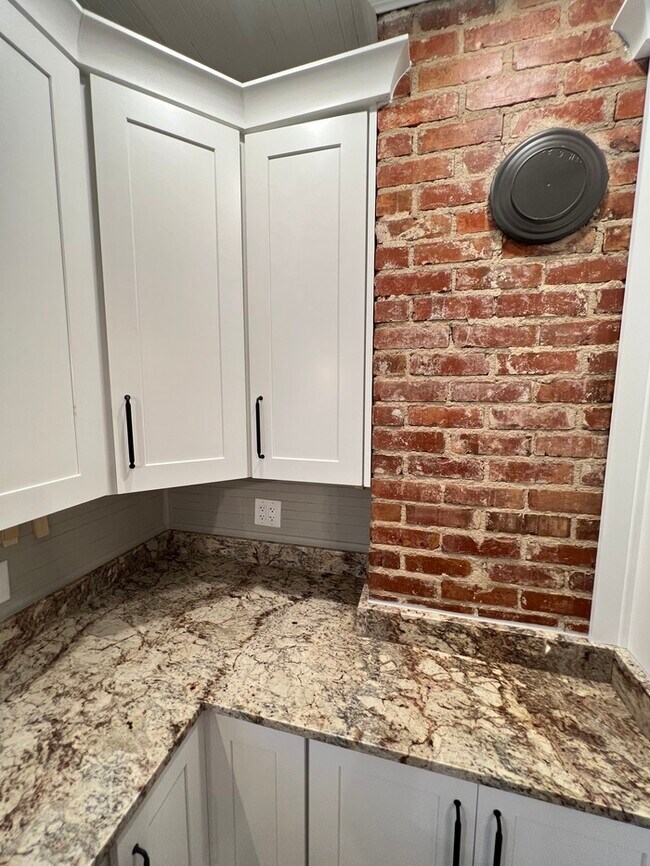 Building Photo - Historic mill house in hot Fort Mill SC with amazing kitchen!